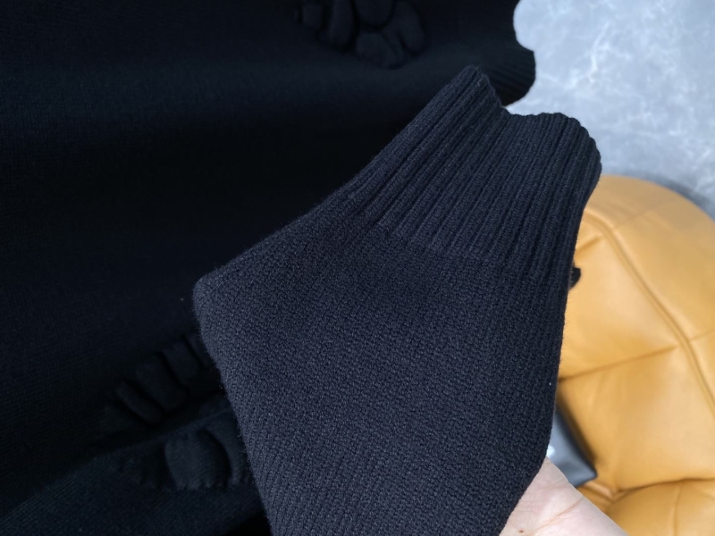 l0vis Vvtt0n sweater